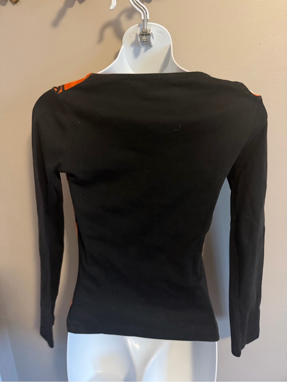 Aula Magna Graphic Hand Clip Asymmetric Cutout Top S - Picture 5 of 6